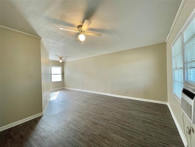 Foto del edificio - 1755 Lynn Ln