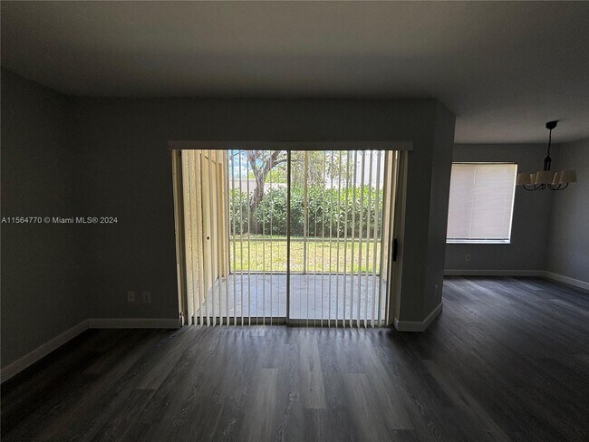 Building Photo - 905 Coral Club Dr