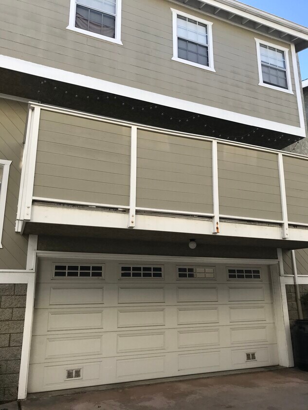Balcony / 2 car garage - 2419 Vanderbilt Ln