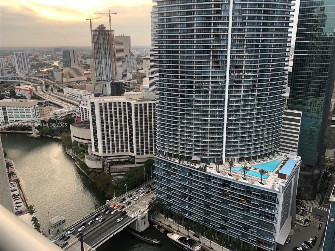 Foto principal - 475 Brickell Ave