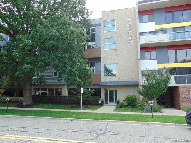 Building Photo - 614 S Troy St