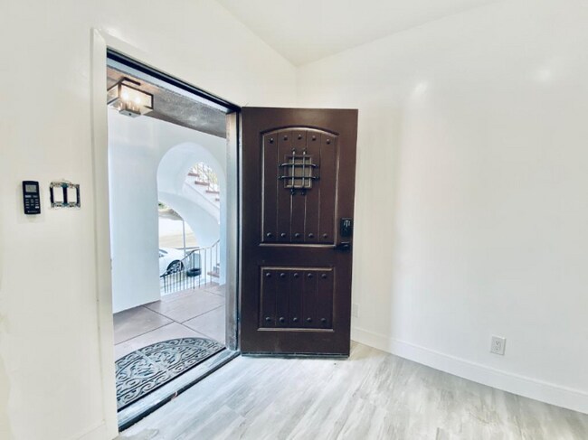 Building Photo - 627 Brittania St