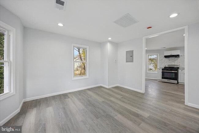 Foto del edificio - 566 Rutherford Ave