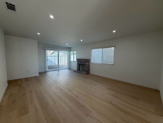 Building Photo - 4783 Mayflower Way