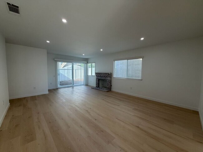 Foto del edificio - 4783 Mayflower Way