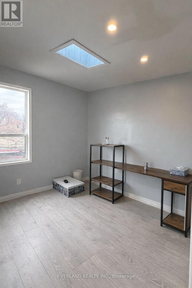 Building Photo - 850 Bathurst St