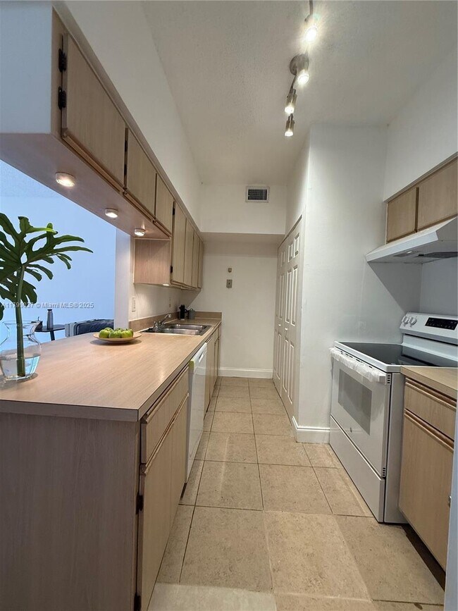 Foto del edificio - 18322 NW 68th Ave