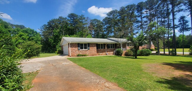 Building Photo - Charming spacious 4-bedroom, 2-bathroom house