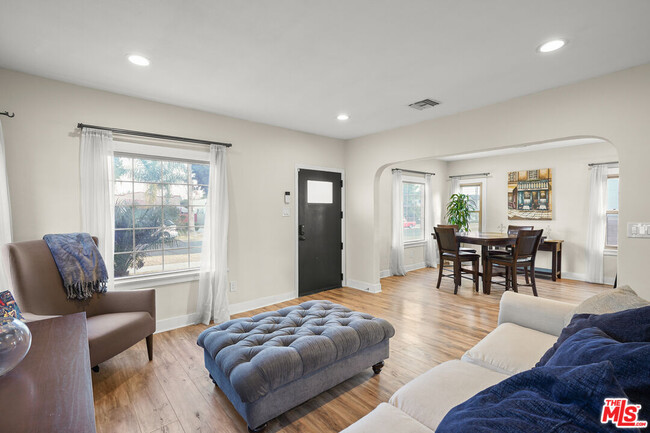 Foto del edificio - 1828 W 84th St