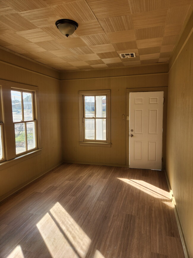 Building Photo - 1002 La Pl Ave