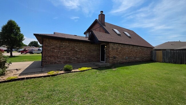 Building Photo - 3 Bed 2 Bath in Moore School District!