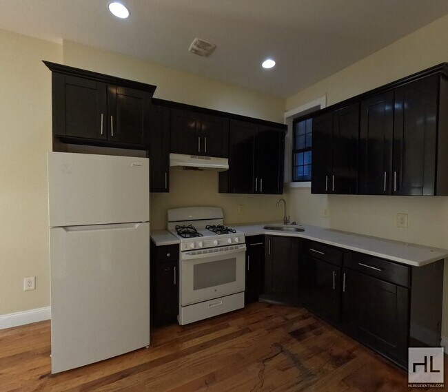 Foto del edificio - COZY 4 BEDROOM - CLINTON AVENUE