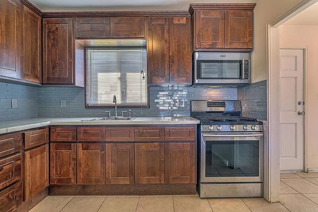 Building Photo - This 1 bedroom, 1 bath condo is at walking...