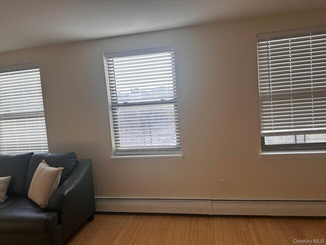 Foto del edificio - 415 E 160th St