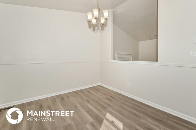 Foto del edificio - 5817 Whisper Wood Rd