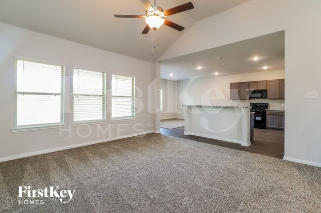 Building Photo - 14725 Country Club Dr