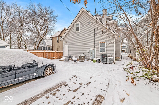 Foto del edificio - 2345 N Kenwood Ave