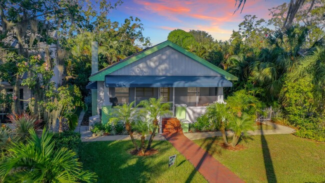 Building Photo - Charming two bedroom two bathroom cottage ...