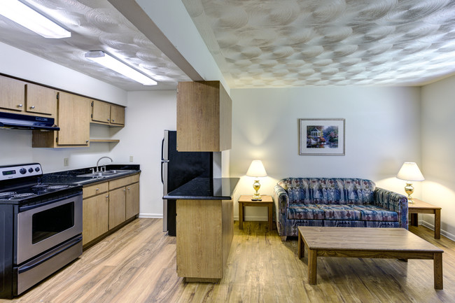 Foto del edificio - Oakwood Crest Furnished Remodeled Apartments