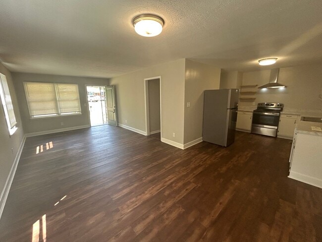 Building Photo - 3BR 2BA with large back yard on closed street.
