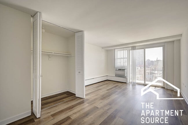 Building Photo - 441 W Oakdale Ave