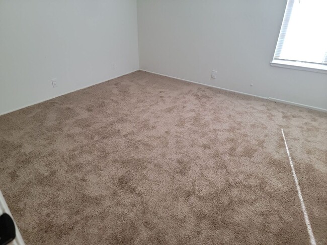 Building Photo - Spacious 2 bedroom Townhouse