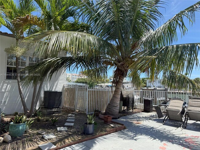 Foto del edificio - 8401 Crespi Blvd