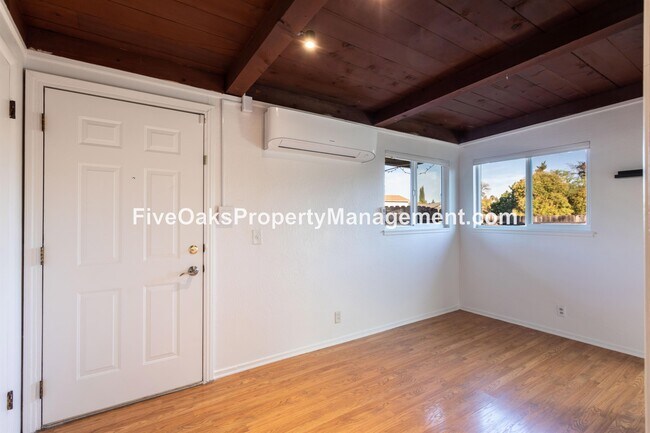 Foto del edificio - 3730 Edison Ave