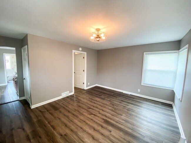 Building Photo - 3 Bedroom Single Family