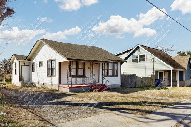 Building Photo - 3 br, 1 bath House - 826 Iowa St