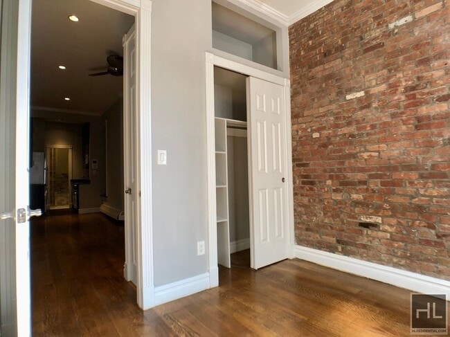 Building Photo - NO FEE One Bed in Murray Hill! Won't Stay ...