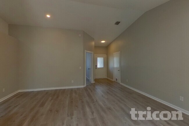 Foto del edificio - 12124 Roundham Ln N