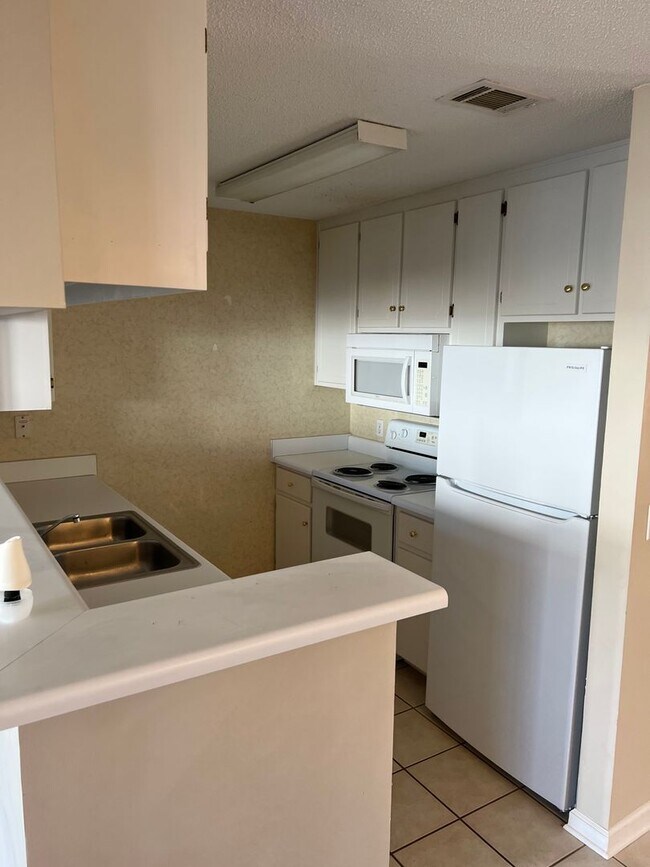 Foto del edificio - Available NOW- 121 S. springview Drive