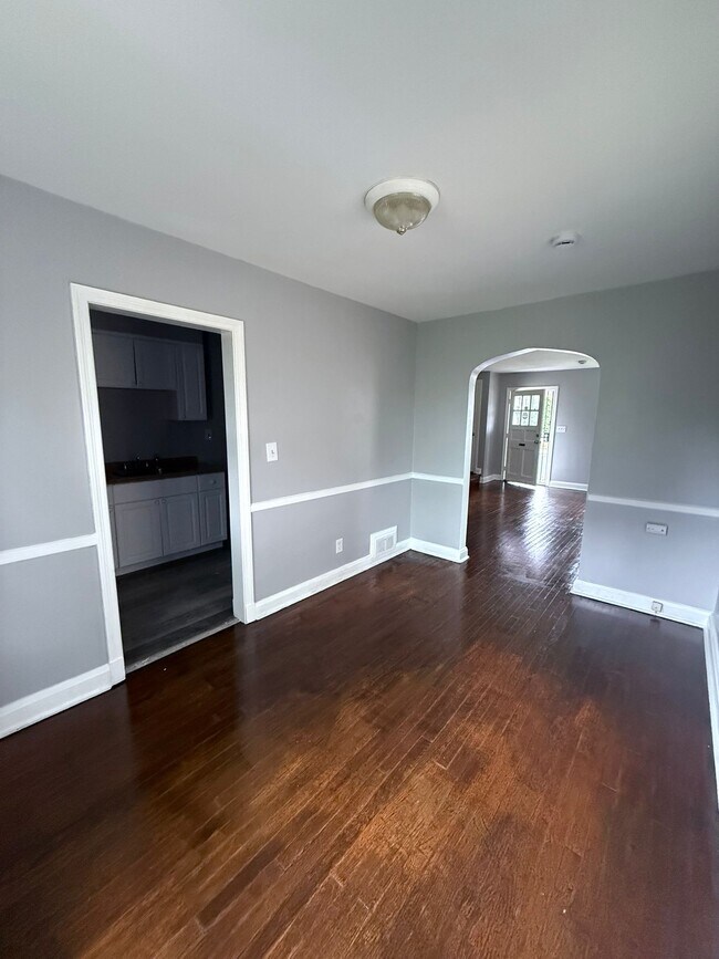 Building Photo - 2833 Sunset Dr