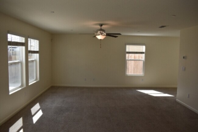 Foto del edificio - 624 Suzanne Dr