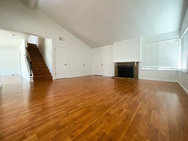 Foto del edificio - Cozy & Comfy 4-bedroom 2.5-bathroom home l...