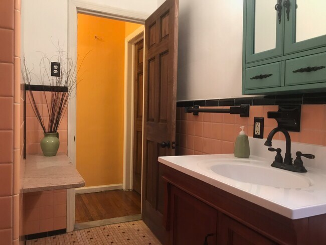 Foto del edificio - 2462 Florian St