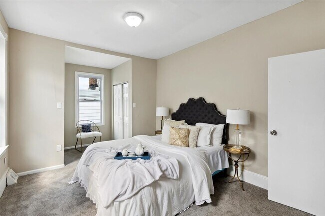 Building Photo - Beautiful and updated home for rent in Ove...
