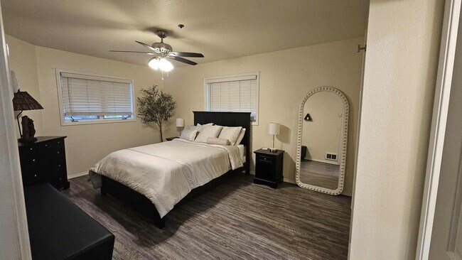 Foto del edificio - Fully Furnished Condo on Lake