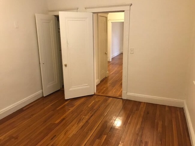 Building Photo - HUGE Sunny 2 Bed split, Cleveland Circle Utilities INC, Laundry, Price lowered 11.1 or 12.1 or 1.1