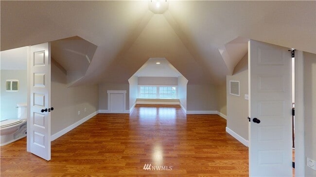 Building Photo - Spacious 5 Bedroom Home in Burlington - Av...
