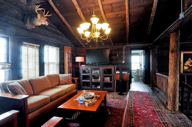 Building Photo - 796 Center St