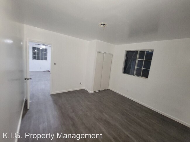Building Photo - 2 br, 1 bath Apartment - 4208 - 4210 Dozie...