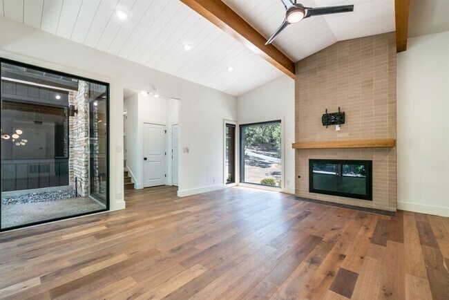 Foto del edificio - 3514 Hillbrook Dr