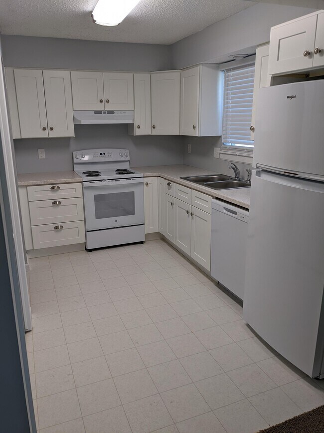 Building Photo - 925 S Lindenwood Dr