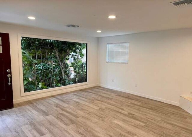 Building Photo - Gorgeous 3 Bedroom | 1 Bath