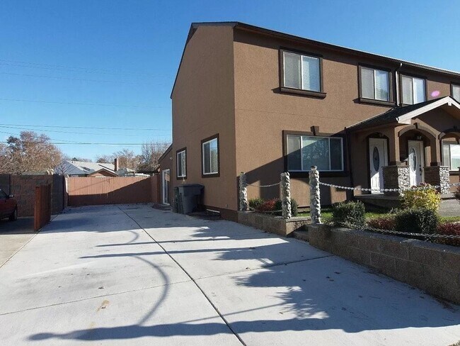 Building Photo - 320/322 Casey Ave*