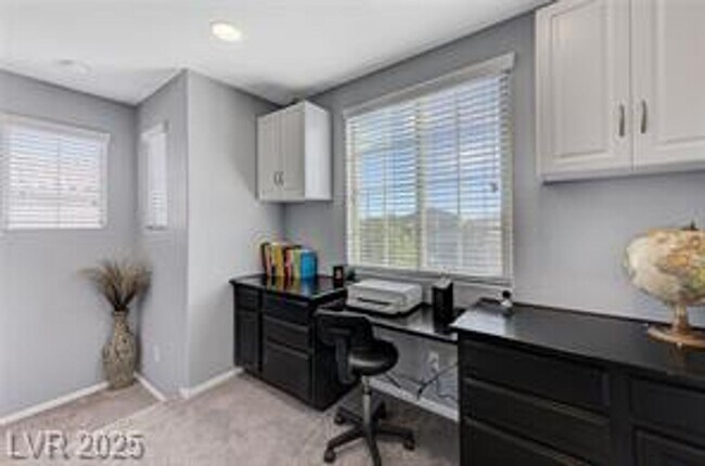 Building Photo - Stunning 3 Bedroom 2.5 baths ready to be c...