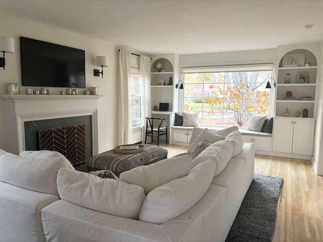 living room - 6120 N Kent Ave