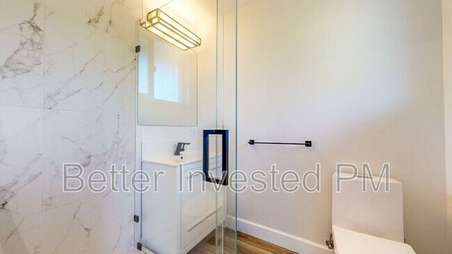 Building Photo - 475 Country Club Dr